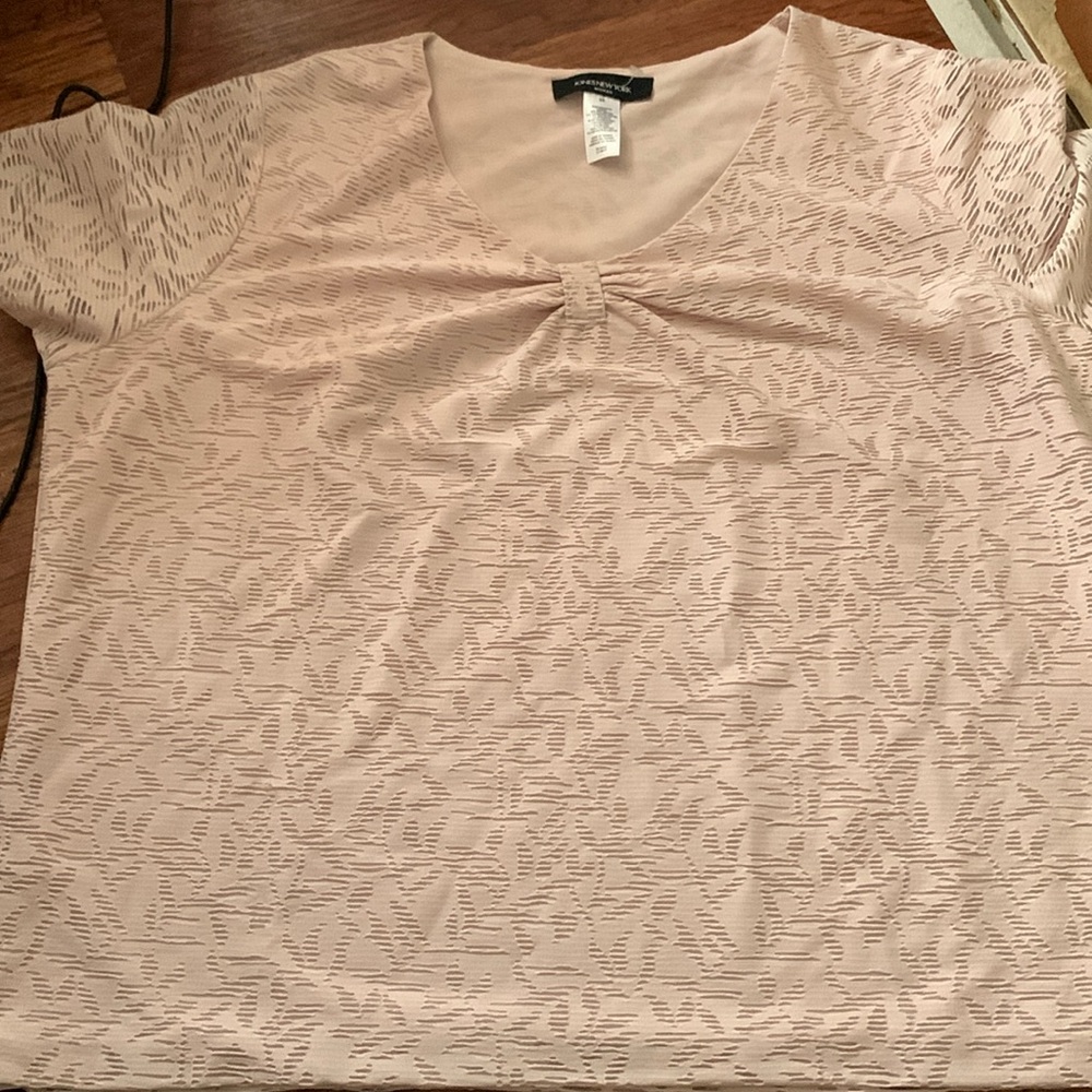 JONES NEW YORK BLOUSE, PLUS SIZE 3X, LIGHT PINK, LINED, V-NECK, SHORT SLEEVES